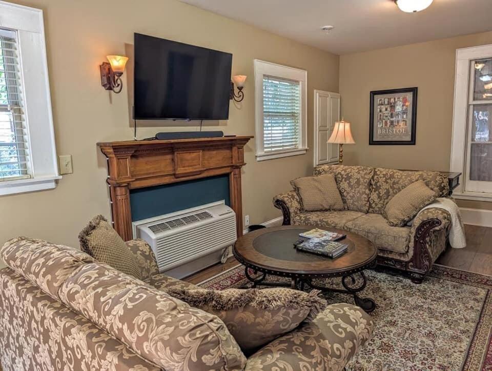 Downtown Historic Home, Easy Walk From State Street 布里斯托尔 外观 照片