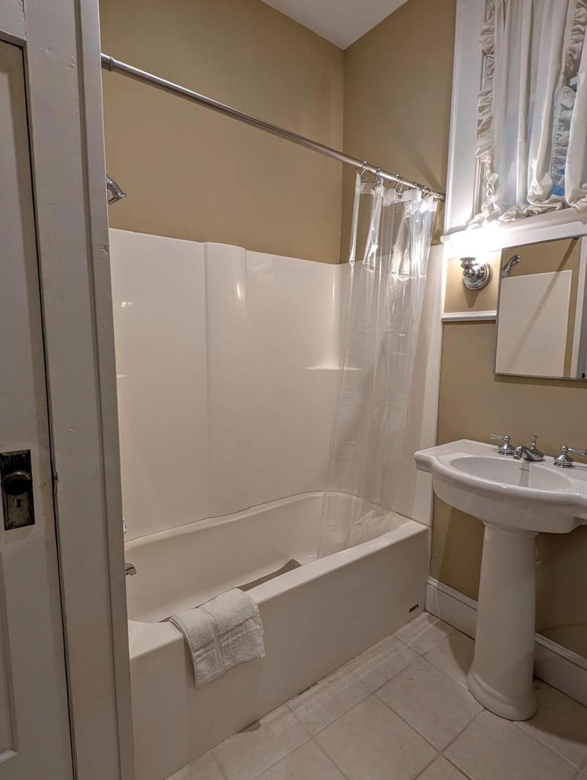 Downtown Historic Home, Easy Walk From State Street 布里斯托尔 外观 照片