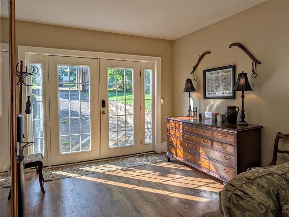 Downtown Historic Home, Easy Walk From State Street 布里斯托尔 外观 照片