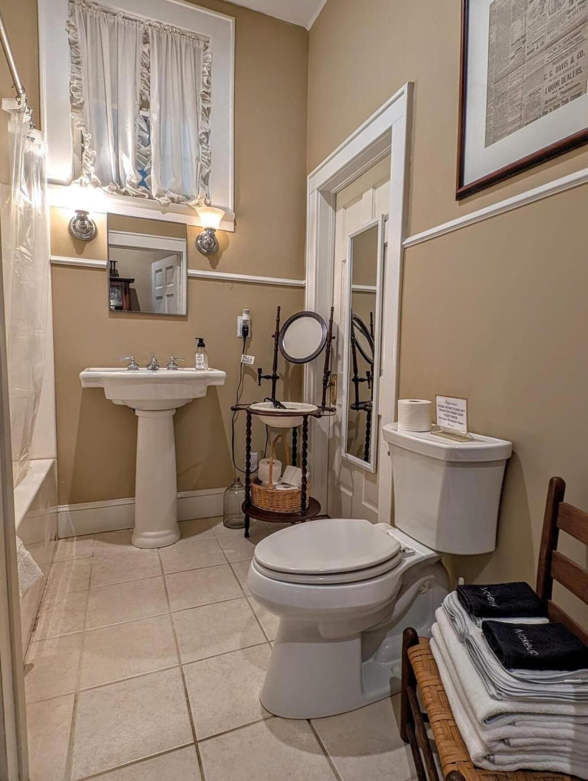 Downtown Historic Home, Easy Walk From State Street 布里斯托尔 外观 照片